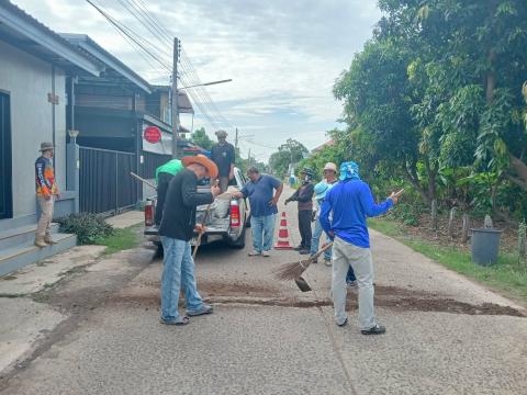 ลงพื้นที่ซ่อมแซมถนนที่ชำรุดเสียหาย