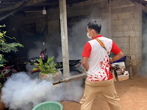 พ่นหมอกควันกำจัดยุงลาย พาหะนำโรคไข้เลือดออก