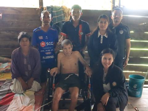 มอบรถเข็นนั่งสำหรับผู้ที่มีปัญหาในการเดิน (Wheelchair)
