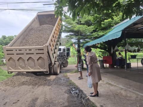 ลงพื้นที่ซ่อมแซมถนนในพื้นที่