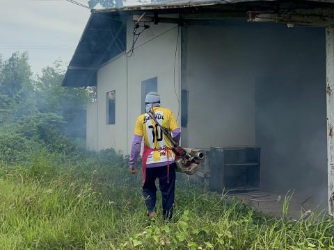 พ่นหมอกควันกำจัดยุงลาย ณ โรงโม่หินนางรองศิลาทอง