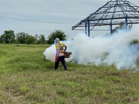 พ่นหมอกควันกำจัดยุงลาย ณ โรงโม่หินนางรองศิลาทอง